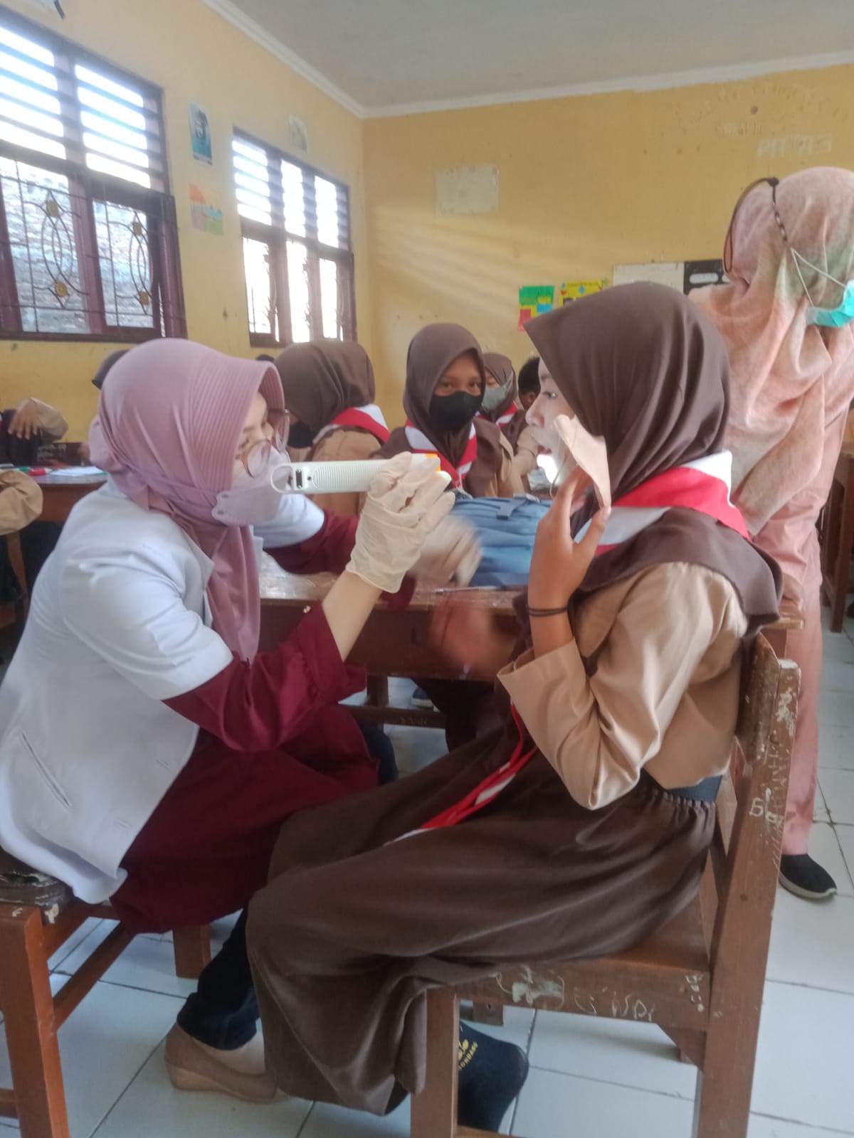 Pemeriksaan Kesehatan Siswa Siswi SMP 2 Gondang